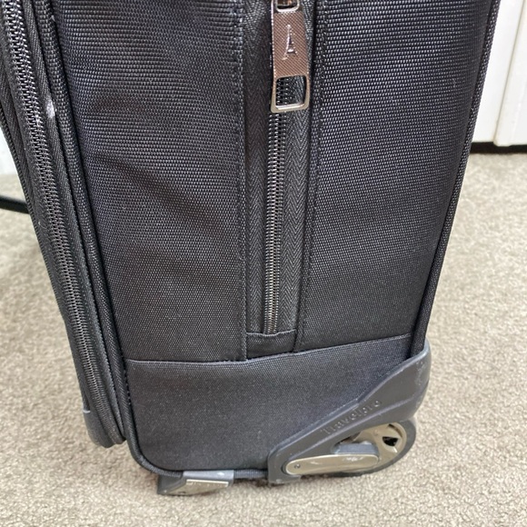 TravelPro Platinum Magna Deluxe Rolling Tote Carry-on w/Computer Sleeve Black - Picture 5 of 7